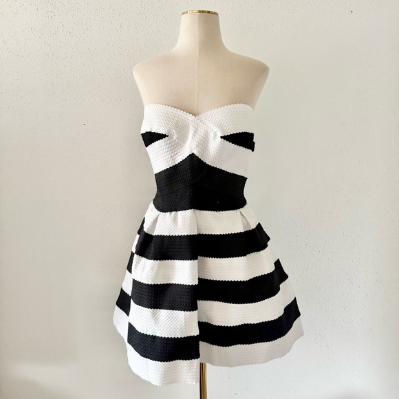 Charlotte Russe Dresses & Skirts - CHARLOTTE RUSSE Strapless Sweetheart Black/White A-Line Mini Dress Women's Large
